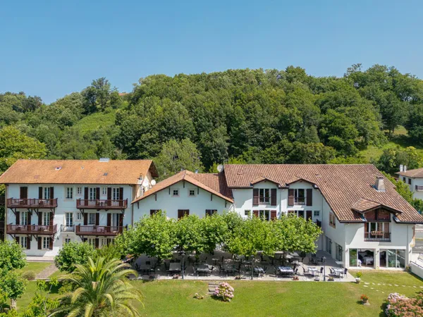 HÔTEL / RESTAURANT DE PRESTIGE à vendre au coeur du Pays basque - Murs + Fonds