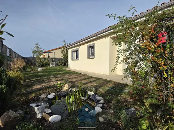 Maison de plain pied 5 pièces avec garage, jardin, terrasse et pergola
