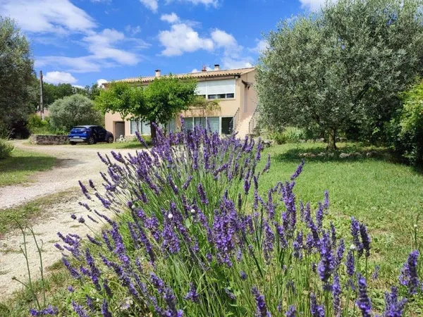 A vendre à Gargas spacieuse avec deux appartements et piscin