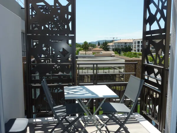 BEAU STUDIO PROCHE DE TOUTES COMMODITES AVEC PARKING EN SOUS