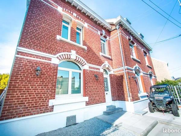 Maison bourgeoise semi-individuelle de 170m2 sur une parcelle de 1190m2