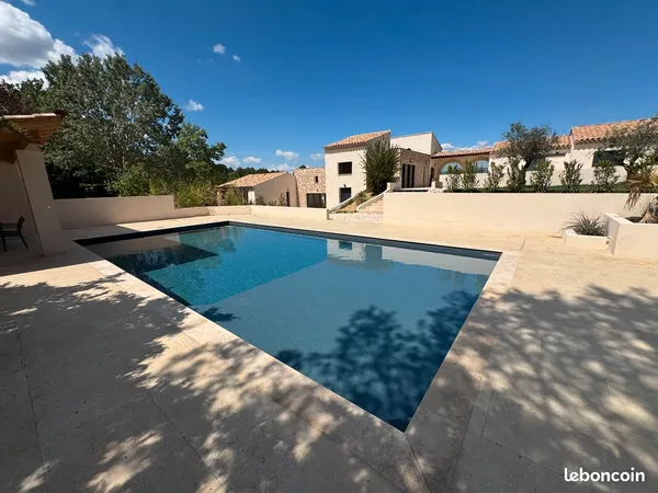 Propriété de standing, idéal 2 familles - 302 m² - 3 habitations - Terrain 4 000 m² avec piscine