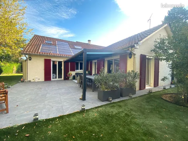 MAISON de plein pied-10 pièces - 5 Chambres - 220m², sur 800m² de terrain