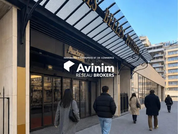 Local 360 m² Paris
