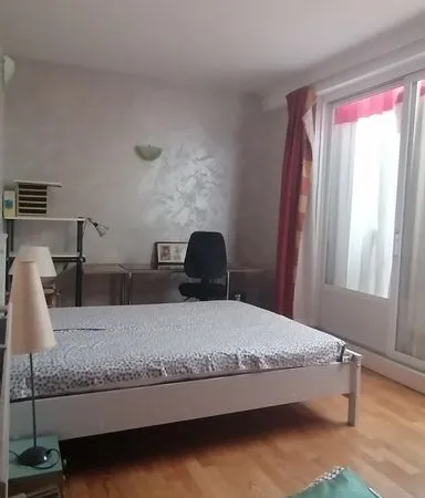 Chambre meublée très lumineuse