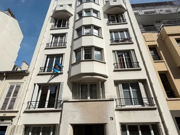 Paris 15e - 2 pièces 42 m² avec balcon - Immeuble Art déco - Métro Convention - 499.000