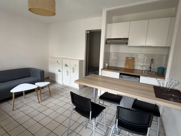 À LOUER SUPERBE APPARTEMENT T1 MEUBLE AU 2ème ETAGE DE 27 M2