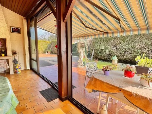 Agréable maison de plain-pied avec studio et garage de 30 m²