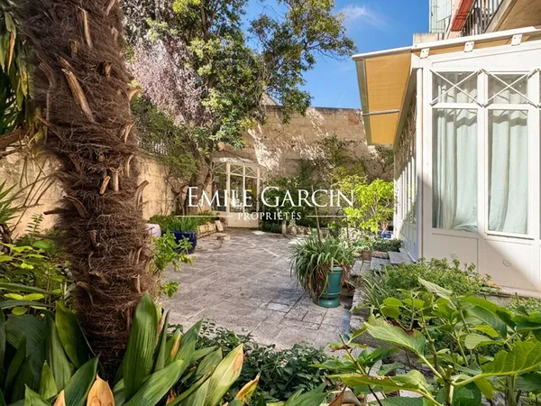 A vendre -Avignon intra-muros ? Maison de caractère avec cour privative arborée, 3 chambres avec sal