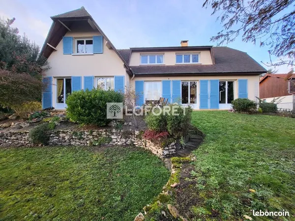 Maison 10 pièces 233 m²