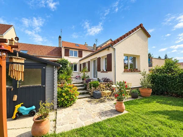 MAISON DE VILLE RENOVEE AVEC JARDIN A MAINTENON Proche toutes commodités