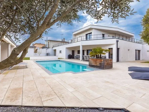 Maison 8 pièces 315 m²