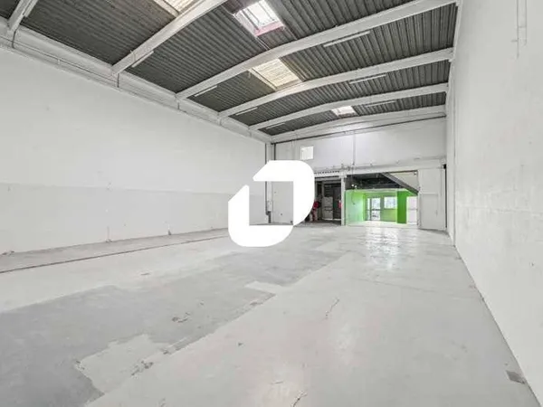 Local d'activité 818 m²