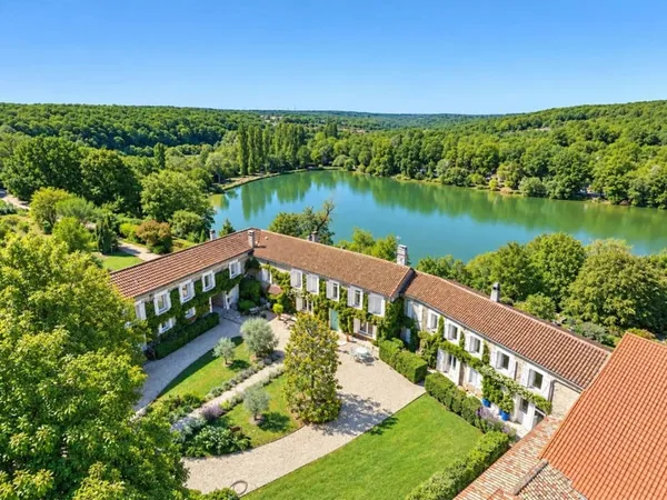 Domaine d'exception du XVIIIe siècle avec plus de 80 hectares de terrain