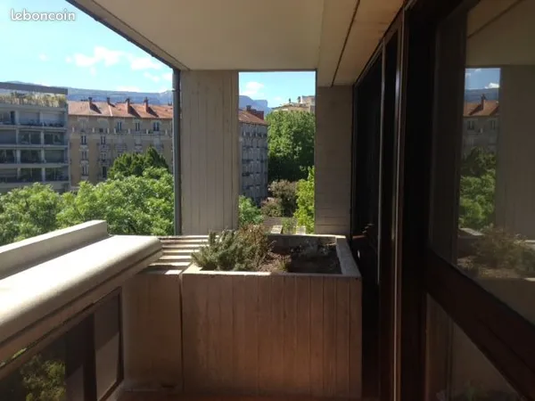 T1 lumineux avec grand balcon