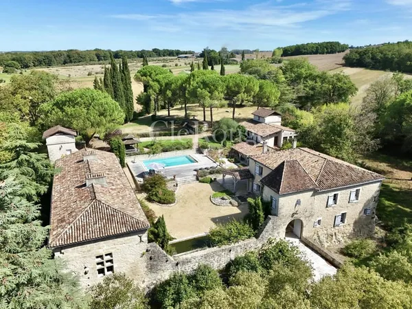 10 minutes de Marmande — Demeure du XVIIe siècle restaurée avec second logis, piscine et pigeonnier