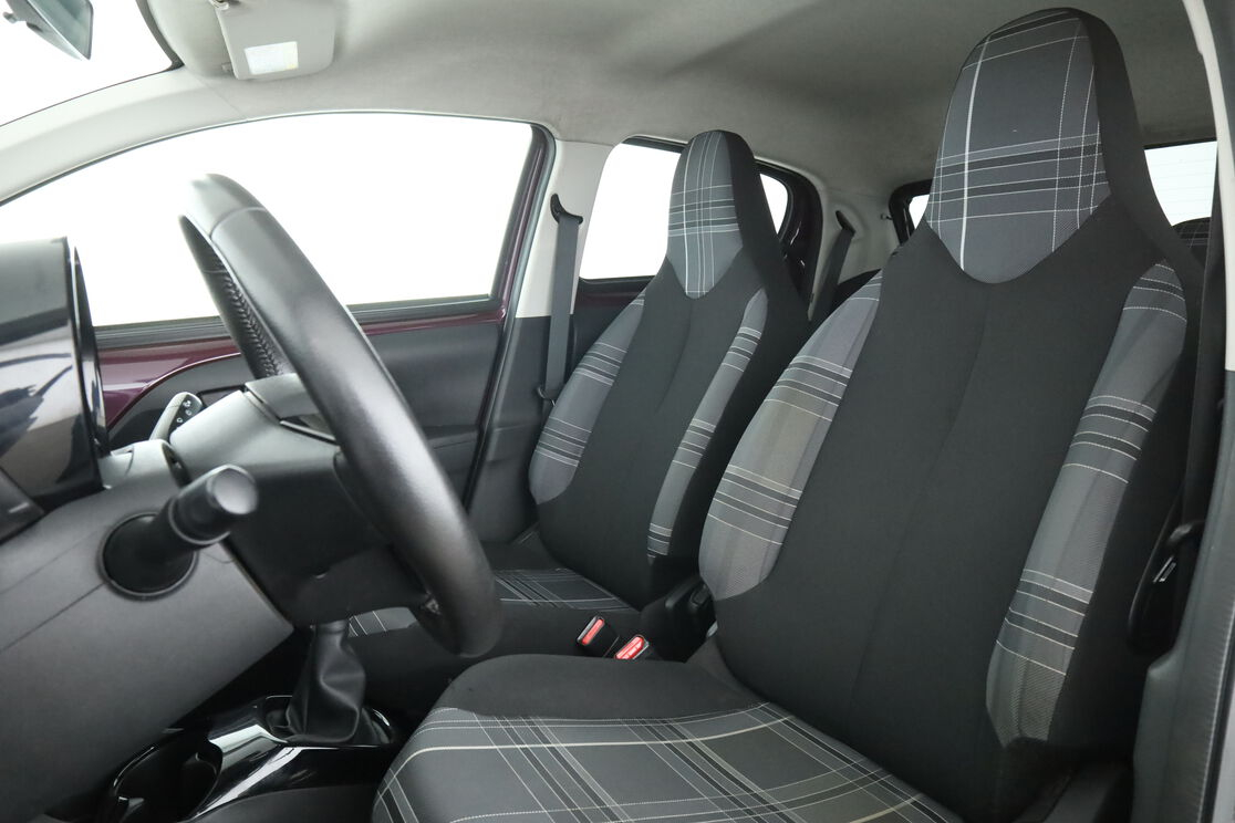 Peugeot 108 1.2 PureTech Allure — photo 9