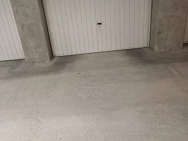 Grand garage/box sécurisé