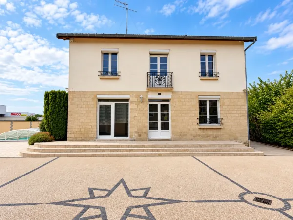 MAISON DE MAÎTRE AVEC PISCINE ET DÉPENDANCE