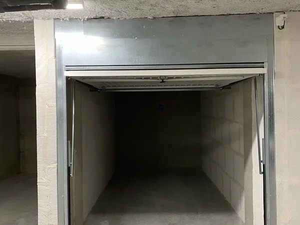 Box/ Garage fermé, sécurisé
