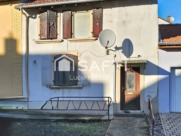 Maison mitoyenne à rénover intégralement - 110 m² - Guenviller - Beau potentiel