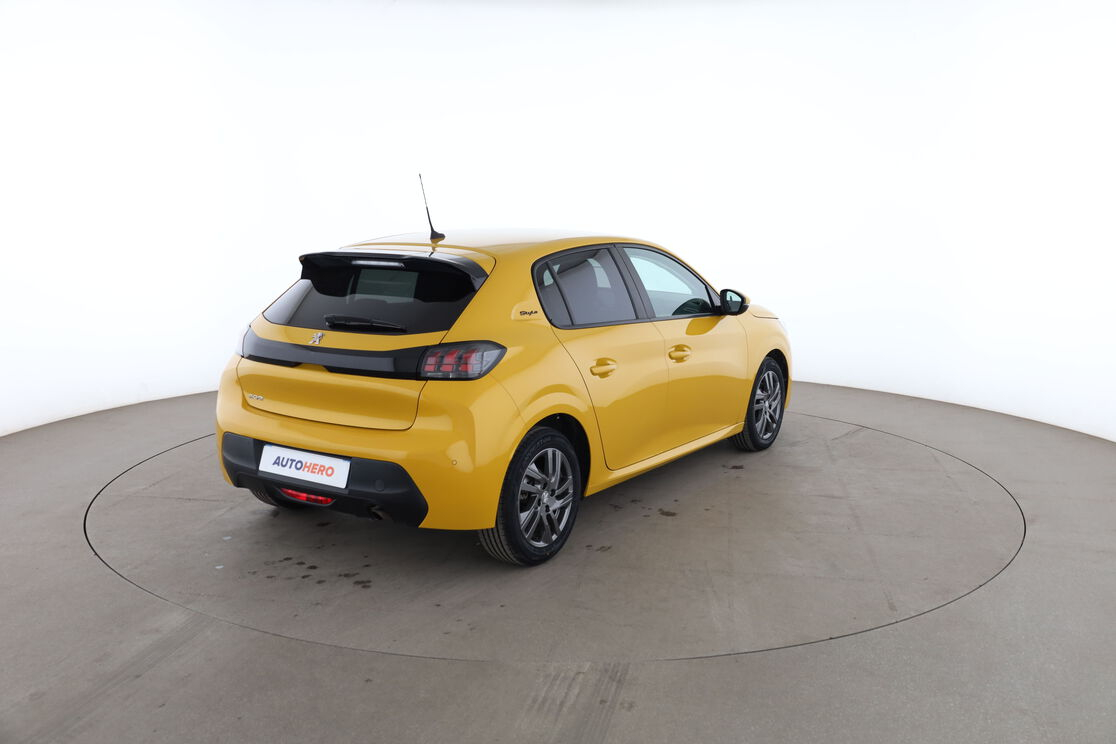 Peugeot 208 1.2 PureTech Style EAT8 — photo 5