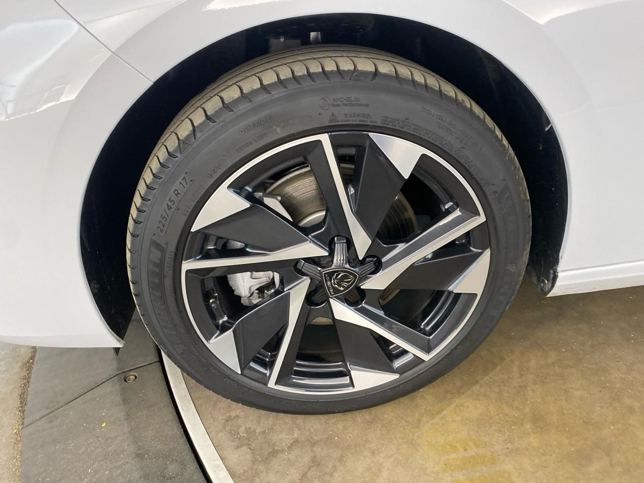 Peugeot 308 hybrid 145 e-dcs6 allure — photo 11
