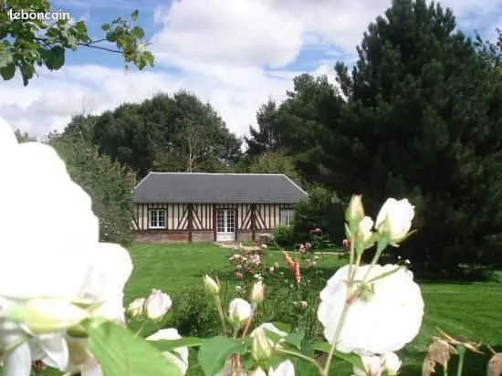 Maisonnette dans jardin paysager proche de BERNAY