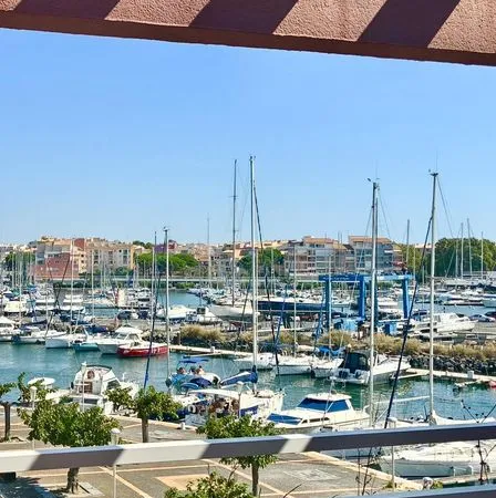 Appartement T3 vue port de 48,39 m² ( Carrez) ou 66,78 m² en surfaces utiles, avec potentiel de réno