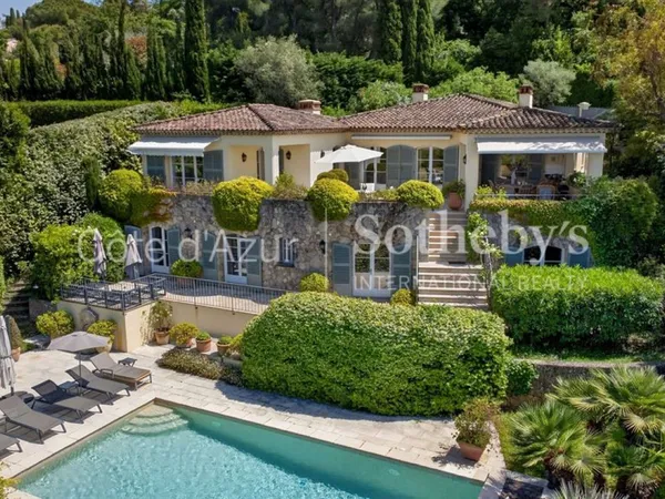 Mougins villa avec piscine chauffée et vue panoramique à quelque
