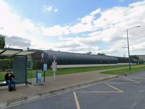Local commercial 796 m²