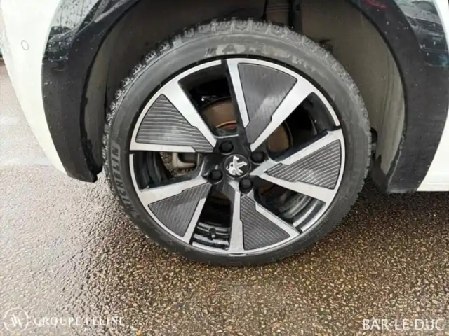 Peugeot 208 e- 136ch gt pack — photo 11