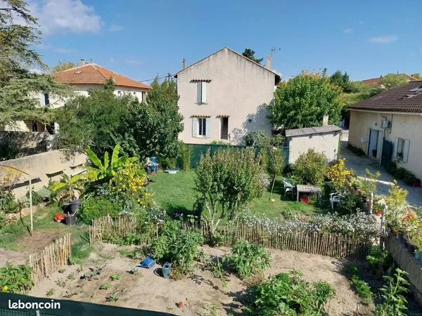 Maison avec terrain constructible aux pieds des Alpilles
