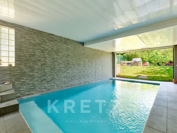 Maison avec grandes terrasses, jardin et piscine intérieure