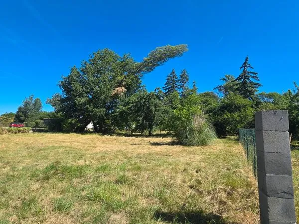 Terrain constructible 1 662 m² - Les Issards - borné - secteur calme