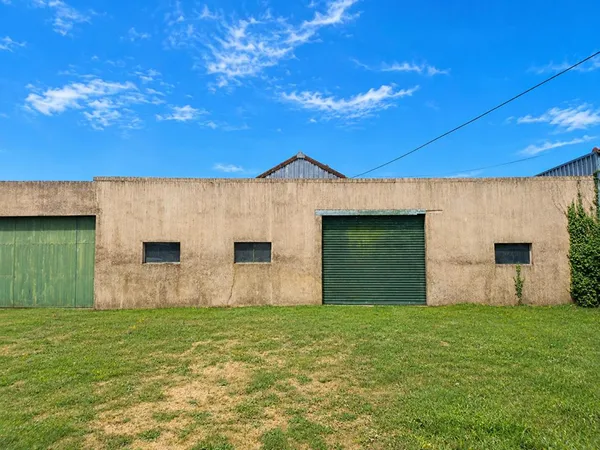 Rare : 5 000 m² constructibles en zone artisanale avec bâtiment artisanal de 960 m² et maison d'habi