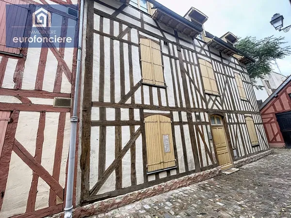 TROYES - CENTRE-VILLE - IMMEUBLE CHAMPENOIS