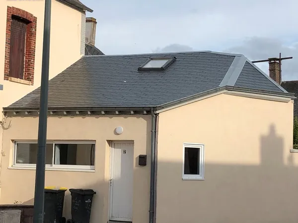 Maisonnette de ville entrée indépendante 2 pièces 35 M2 totale rénové, équipé, meublé 5min Châteaudu