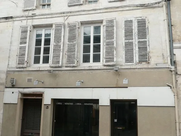 COGNAC Rue Piétonne A Vendre Local Commercial + Logement