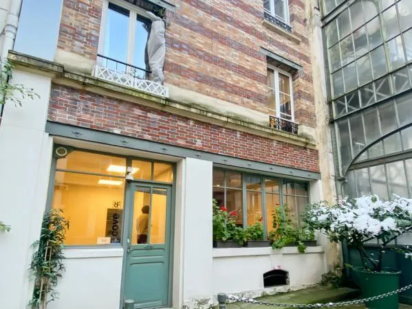 Très calme et atypique! Local professionnel sur cour pavée en duplex