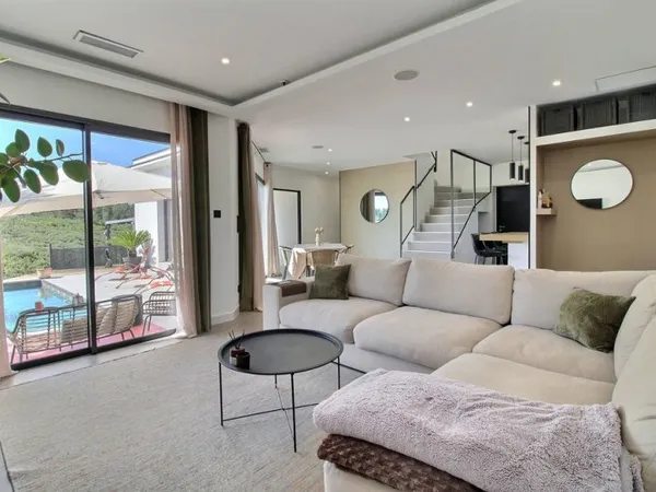 Villa 5 pièces de 127,80 m2 habitable avec terrasses, piscine et garage sur parcelle de 440 m2.