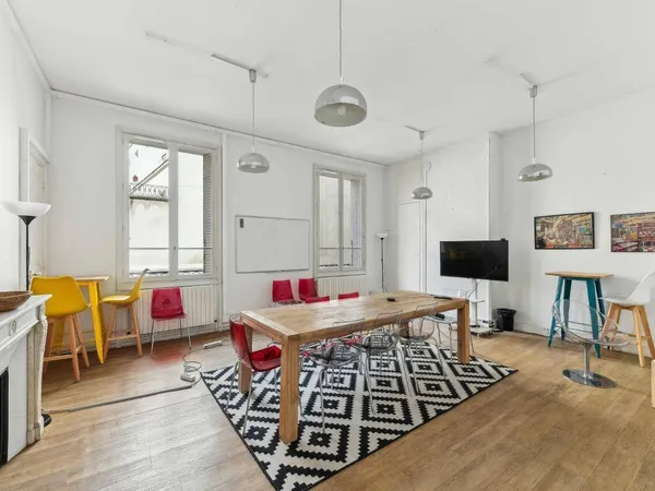 Bureau 910 m²