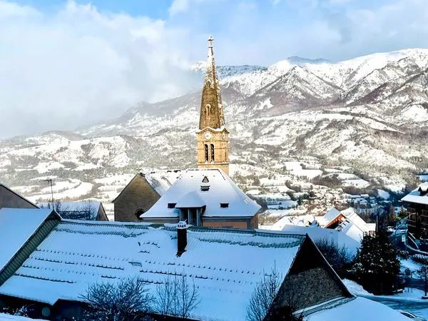 Restaurant , appartement et murs commerciaux au pied des pistes