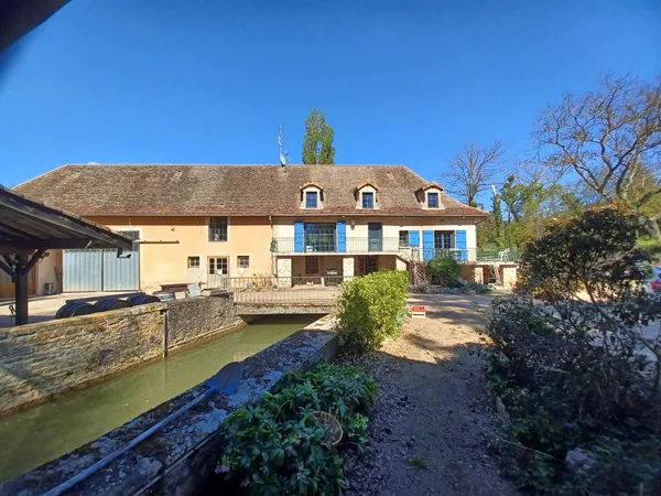 Moulin entièrement rénovée ,comprenant deux gites .