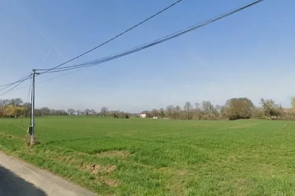 Spacieux terrain constructible, en plein coeur de village