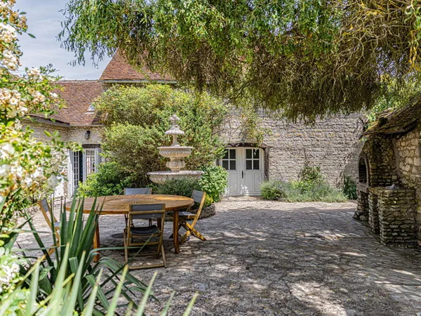 Authentique propriété de campagne avec piscine à l'orée de la forêt d'Orléans