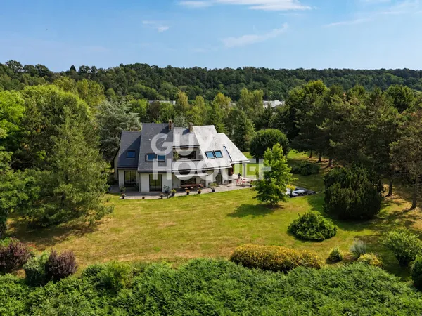 Maison Contemporaine avec piscine et jolie vue dégagée