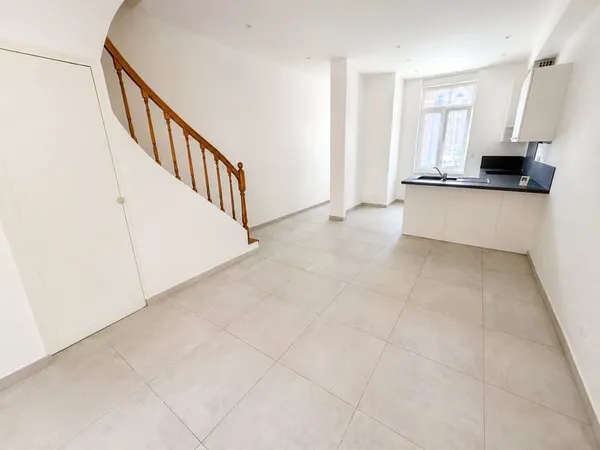 MAISON ENTIEREMENT RENOVEE AVEC UNE AGREABLE COUR