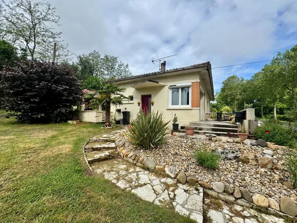 Maison fonctionnelle avec terrasse et puits