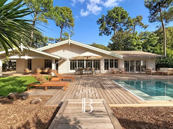 VILLA NEUVE AVEC PISCINE CHAUFFÉE ET DÉPENDANCE À PROXIMITÉ DES PLAGES ET DES COMMERCES, SUR LA PRES